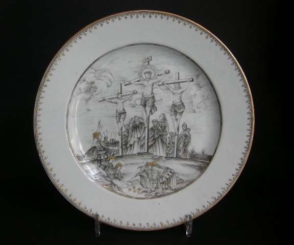 Dish porcelain grisaille and gold Chinese export with the crucifixion